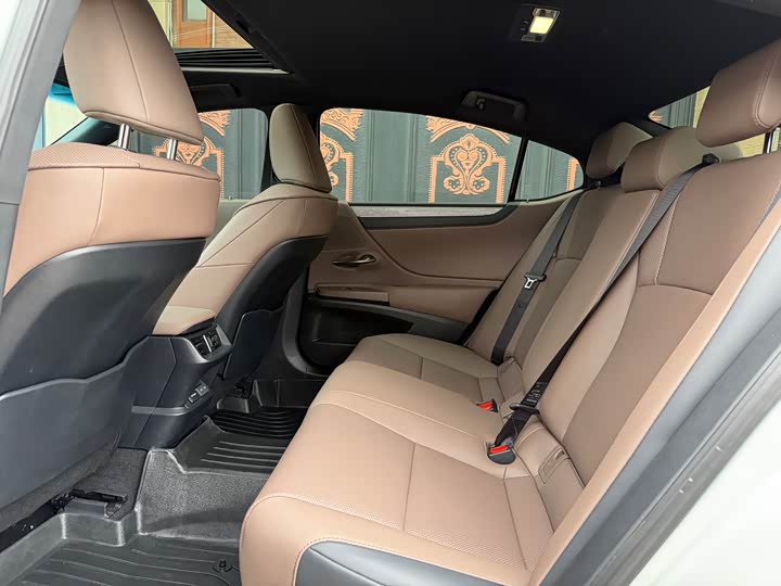 Фото 6 - Lexus ES