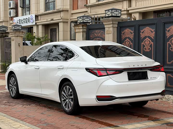 Фото 7 - Lexus ES