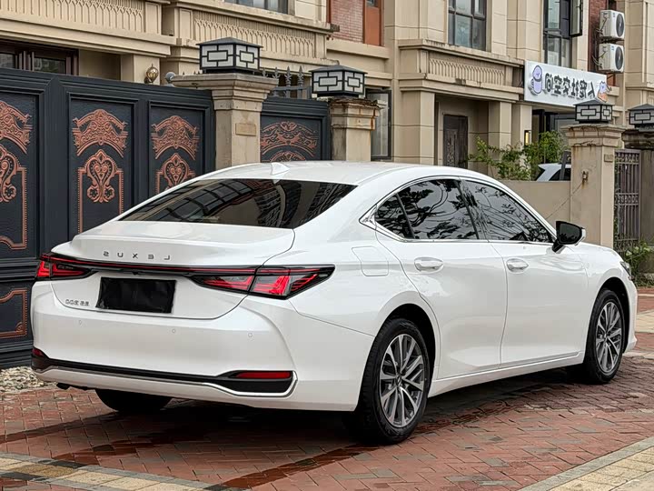 Фото 9 - Lexus ES