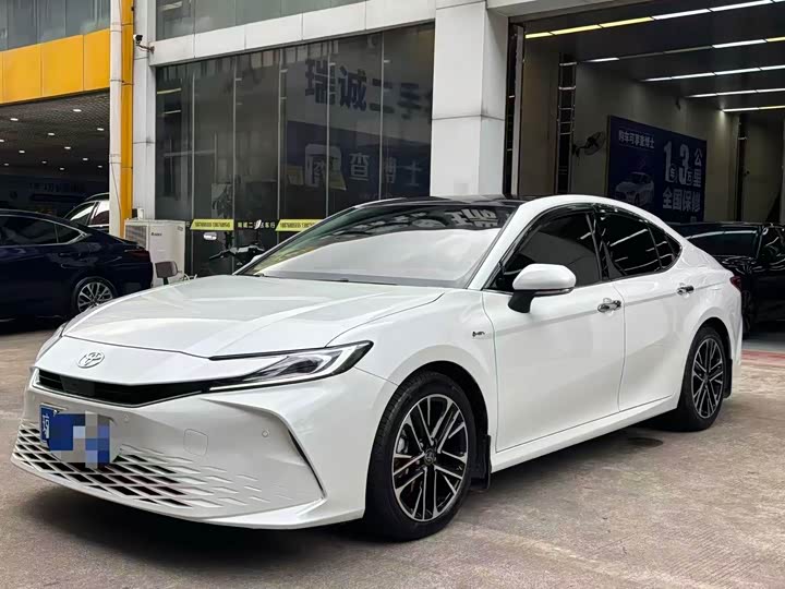 Фото 1 - Toyota Camry