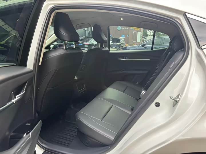 Фото 5 - Toyota Camry