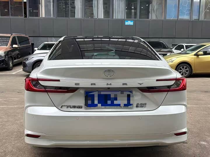 Фото 7 - Toyota Camry