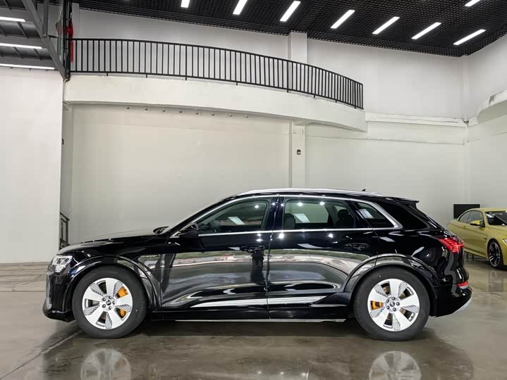 Фото 3 - Audi e-tron