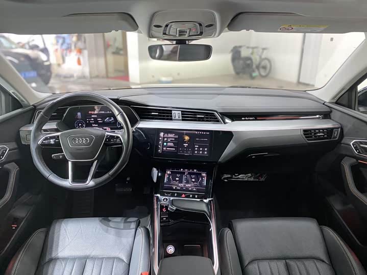 Фото 5 - Audi e-tron