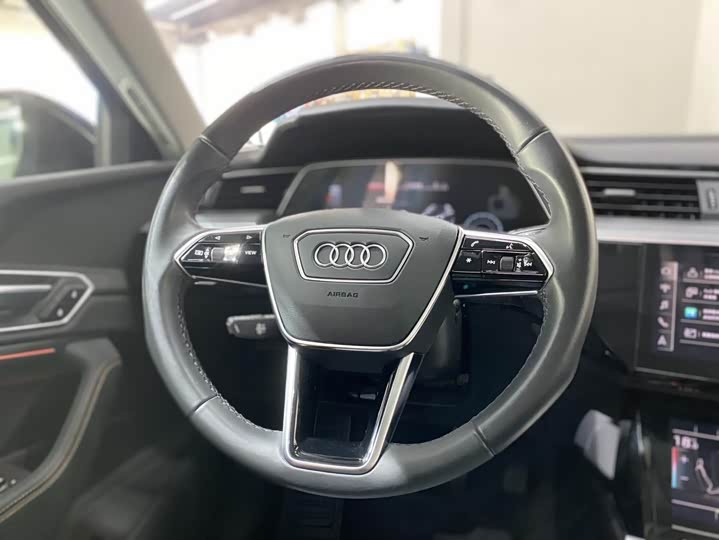 Фото 7 - Audi e-tron