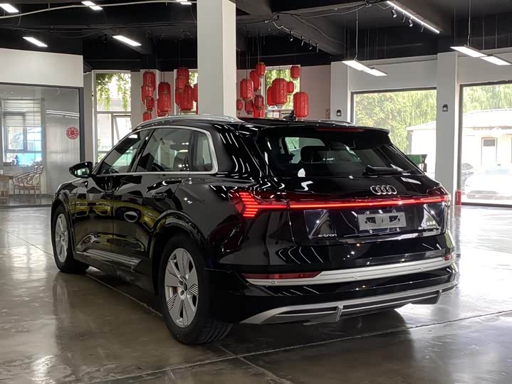 Фото 8 - Audi e-tron