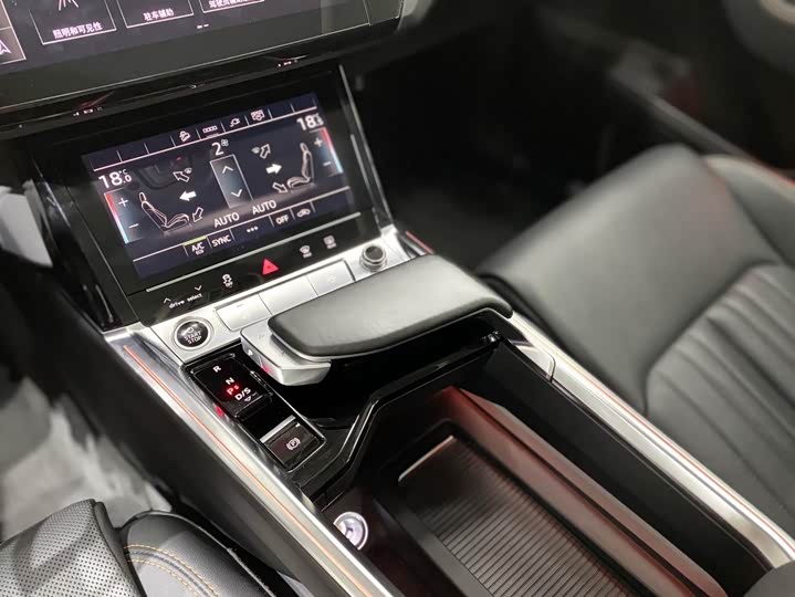 Фото 9 - Audi e-tron
