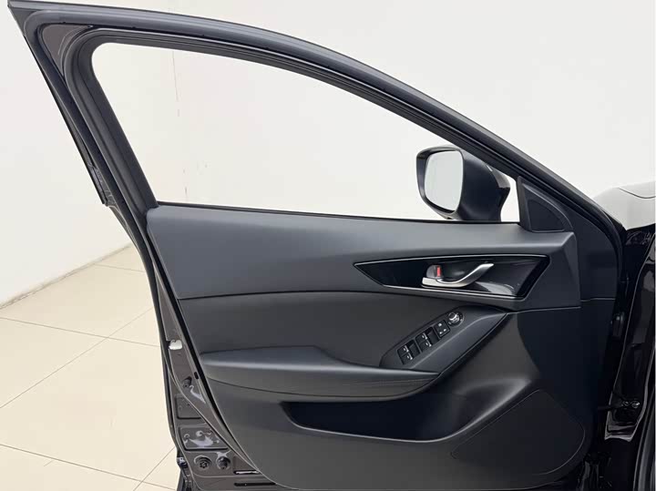 Photo 7 - Mazda CX-4