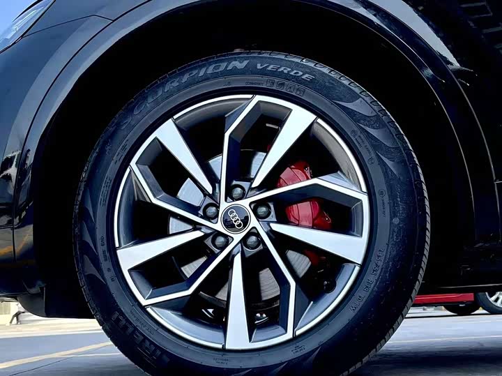 Фото 7 - Audi Q5L