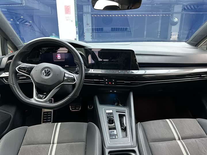 Photo 8 - Volkswagen Golf