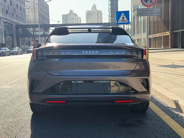 Photo 5 - Zeekr 001