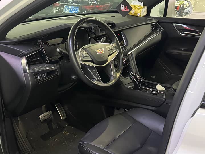 Фото 6 - Cadillac XT5