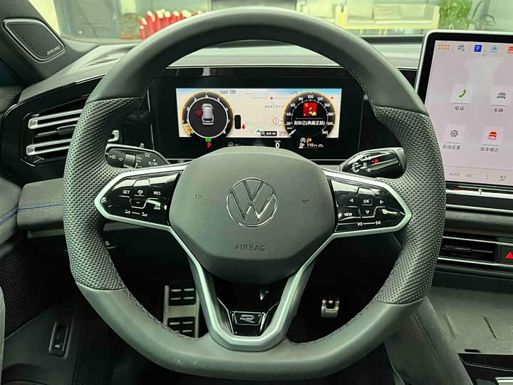 Photo 3 - Volkswagen Tiguan L Pro