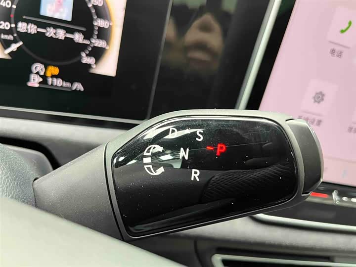 Photo 4 - Volkswagen Tiguan L Pro