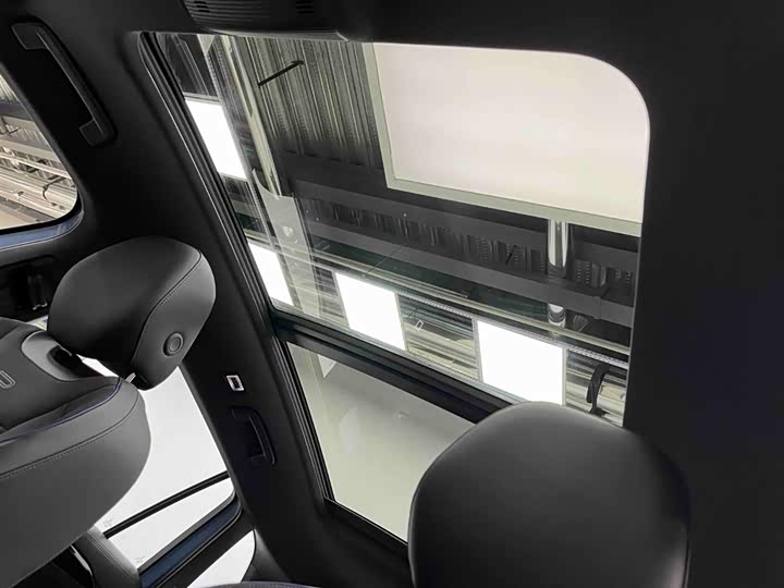 Photo 9 - Volkswagen Tiguan L Pro