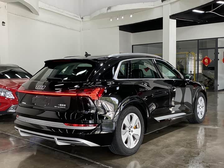 Photo 2 - Audi e-tron