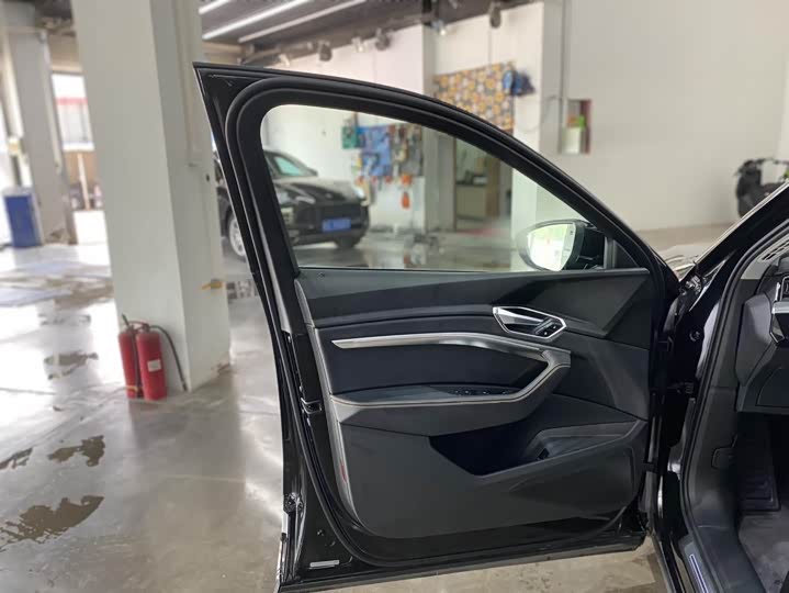 Photo 4 - Audi e-tron