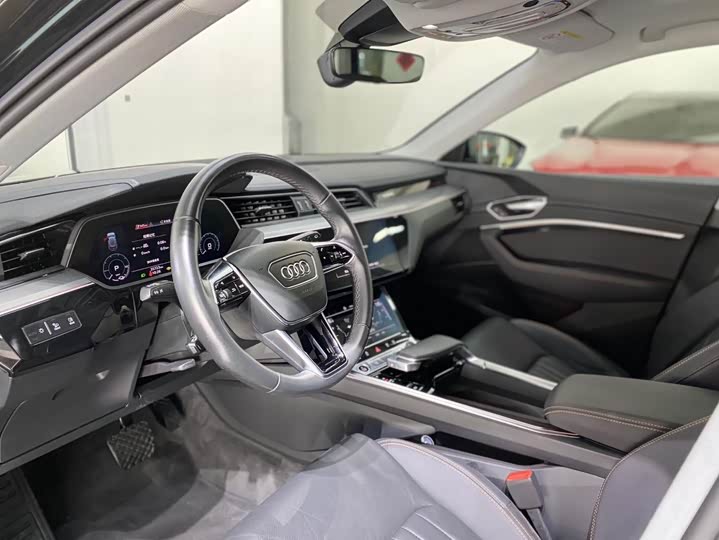 Photo 6 - Audi e-tron