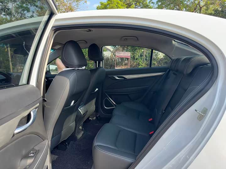 Фото 9 - Geely Emgrand