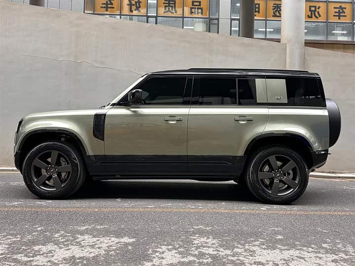 Photo 3 - Land Rover Defender