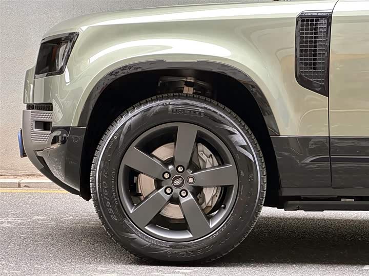 Photo 6 - Land Rover Defender