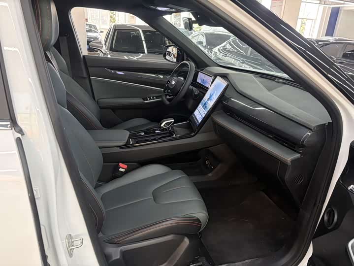 Фото 4 - Geely Atlas