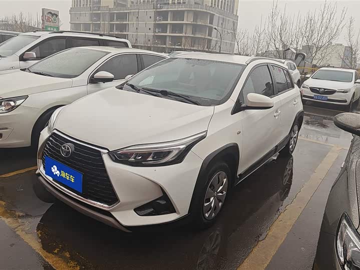 Фото 1 - Toyota Yaris L Hatchback