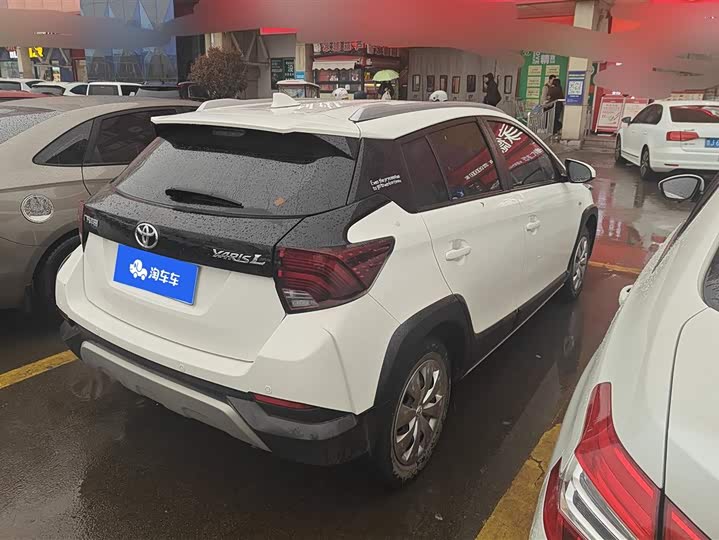 Фото 3 - Toyota Yaris L Hatchback