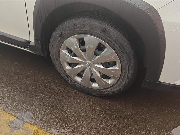 Фото 6 - Toyota Yaris L Hatchback