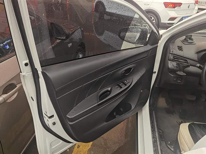 Фото 7 - Toyota Yaris L Hatchback