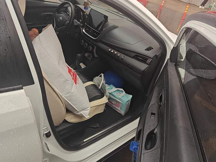 Фото 8 - Toyota Yaris L Hatchback