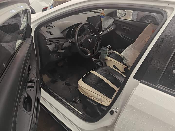 Фото 9 - Toyota Yaris L Hatchback