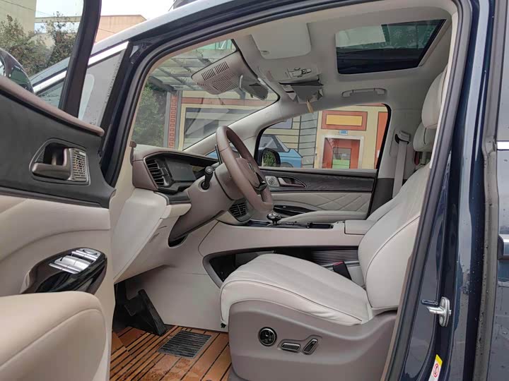 Фото 5 - Denza D9