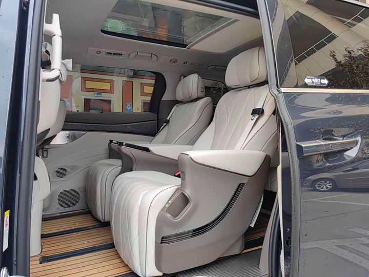 Фото 9 - Denza D9