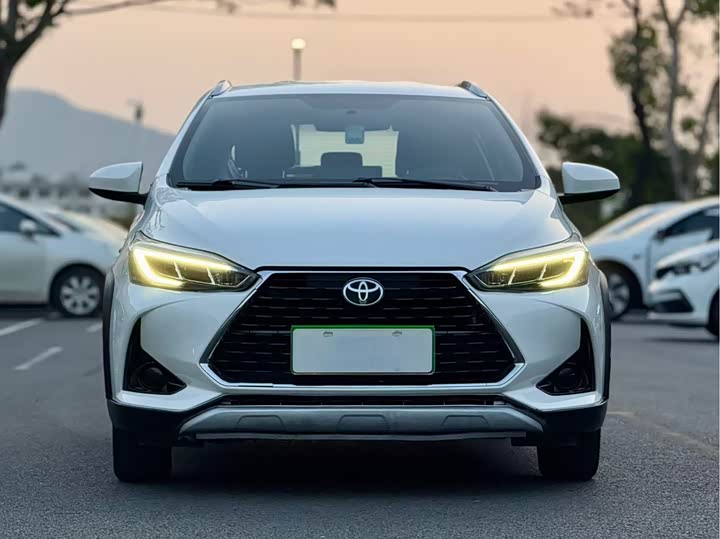 Photo 2 - Toyota Yaris L Hatchback