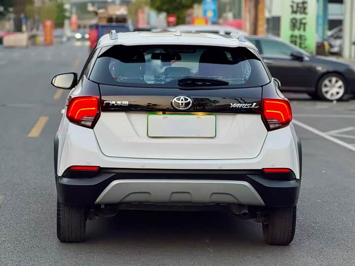 Photo 4 - Toyota Yaris L Hatchback
