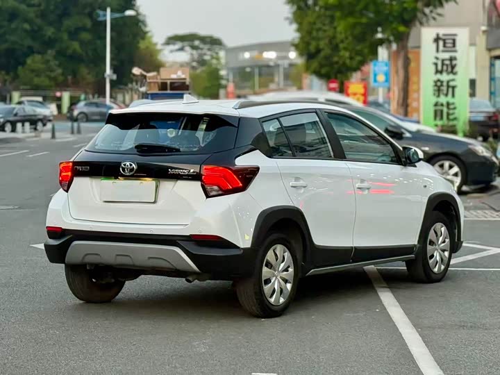 Photo 5 - Toyota Yaris L Hatchback