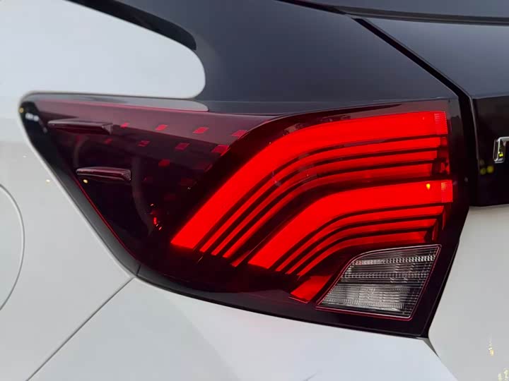 Photo 8 - Toyota Yaris L Hatchback