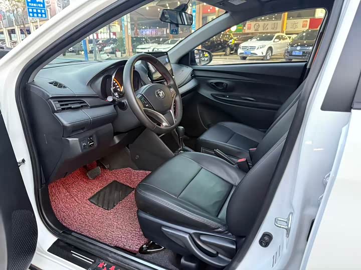 Photo 9 - Toyota Yaris L Hatchback