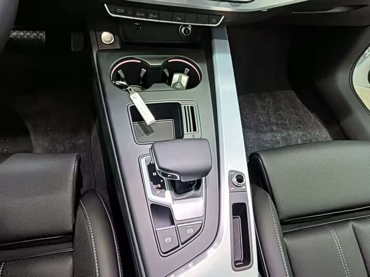 Фото 9 - Audi A4L