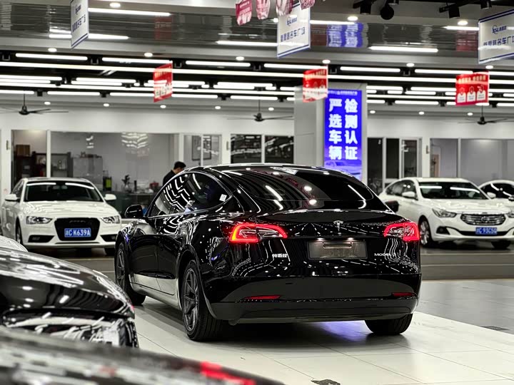 Фото 4 - Tesla Model 3