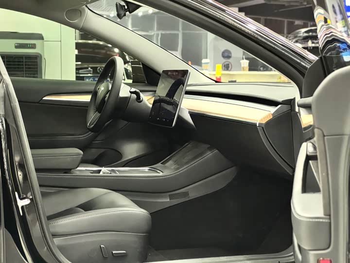 Фото 9 - Tesla Model 3