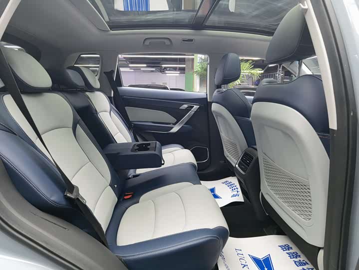 Photo 9 - Geely Atlas