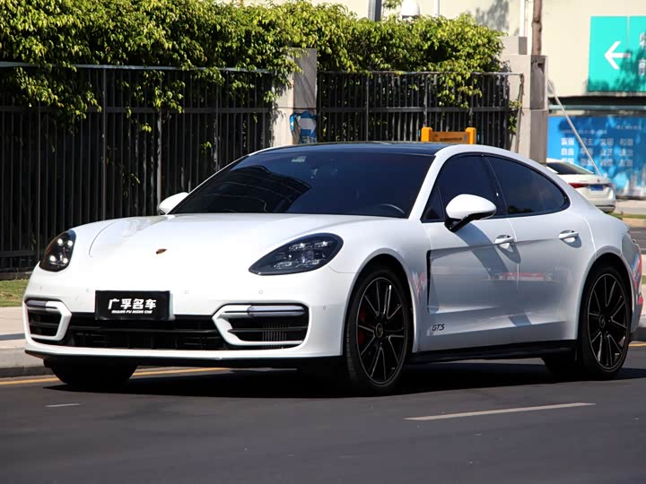 Фото 2 - Porsche Panamera