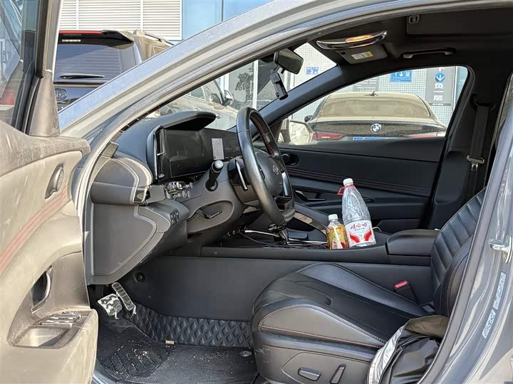 Photo 4 - Hyundai Elantra N line