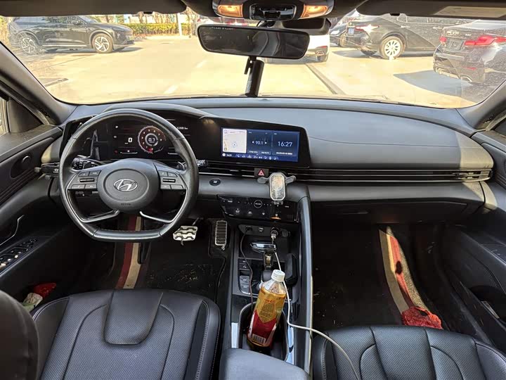 Photo 6 - Hyundai Elantra N line