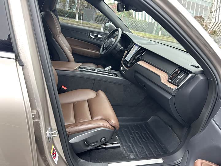 Фото 4 - Volvo XC60