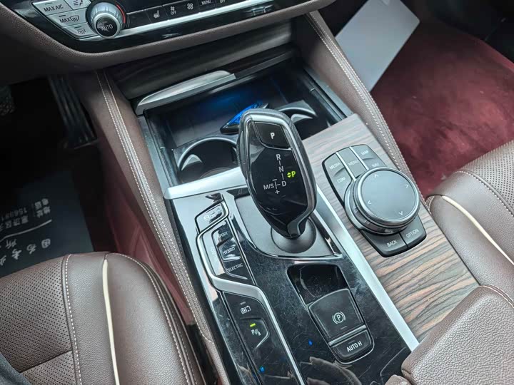 Photo 9 - BMW 5 Series Hybrid