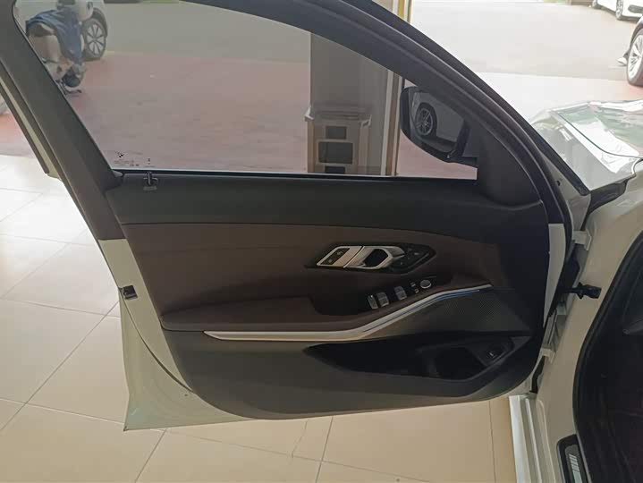 Photo 7 - BMW 3 Series