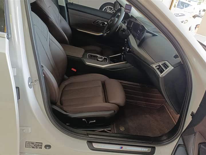 Photo 8 - BMW 3 Series